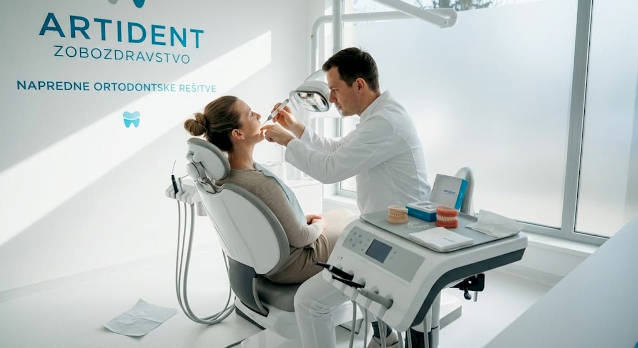 Ortodont opravlja pregled pri odrasli pacientki v ambulanti.