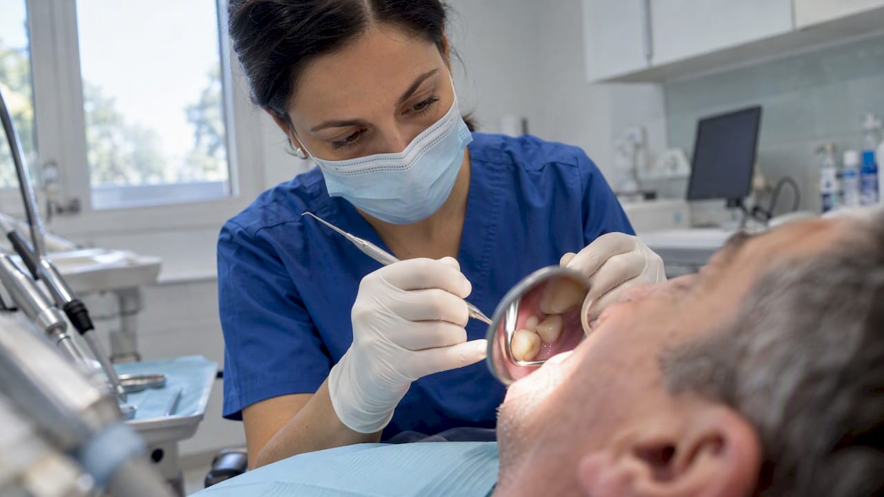 Strokovno čiščenje zobnega kamna okoli implantata